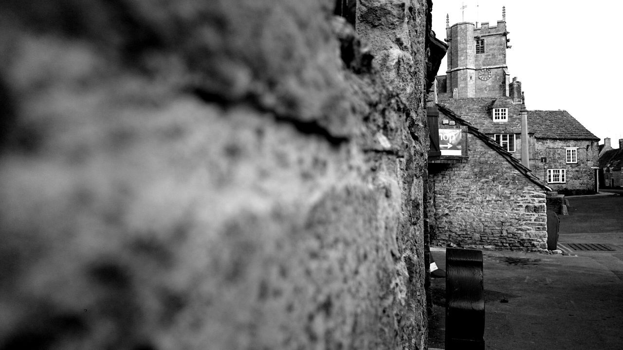 architecture, building exterior, built structure, house, residential structure, wall - building feature, residential building, steps, building, clear sky, old, outdoors, day, sky, stone wall, no people, low angle view, weathered, wall, sunlight