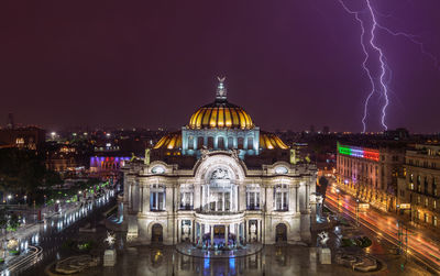 Palacio de bellas artes against lightning at night in city