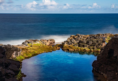 Long exposure of the calm waters of queen's bath, a rock pool off princeville on north kauai