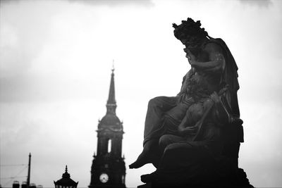 statue