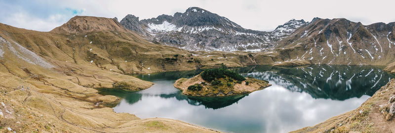 Panoramic view of lake and mountains against sky