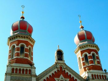 Low angle view of great synagogue against clear blue sky