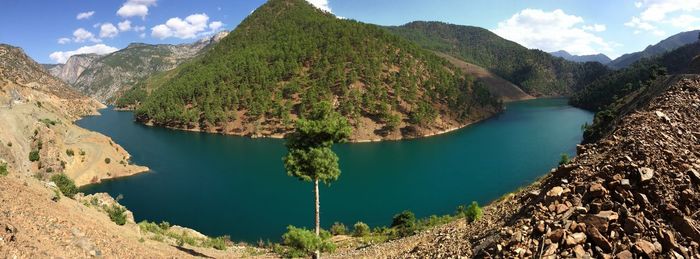 Panoramic view of lake and mountains against sky