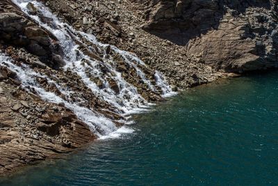 Water falling from rocks in sea