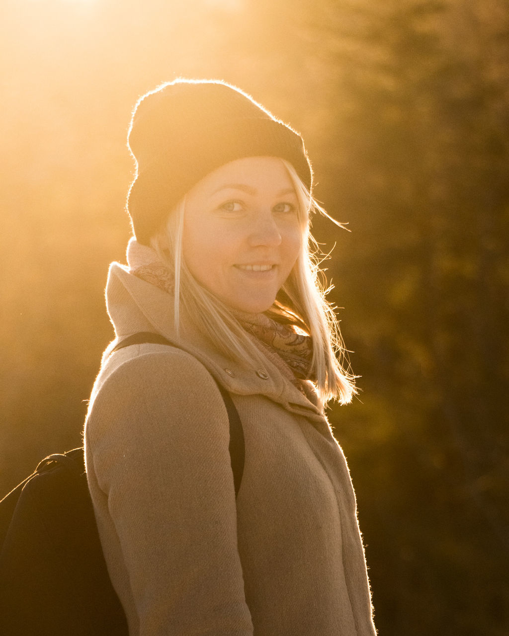 looking at camera, portrait, young adult, real people, one person, young women, smiling, beautiful woman, lifestyles, leisure activity, happiness, outdoors, nature, day, close-up