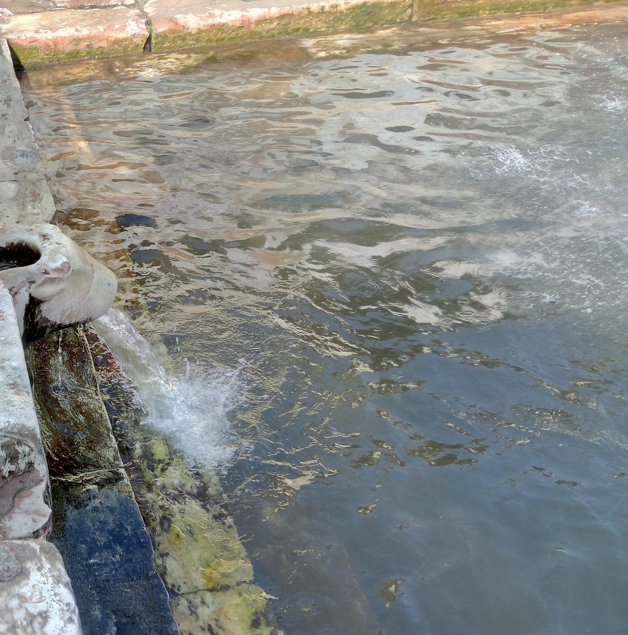 HIGH ANGLE VIEW OF WATER FLOWING THROUGH ROCKS