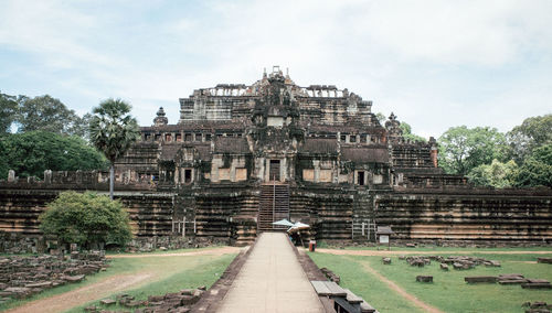 Angkor wat temple against sky