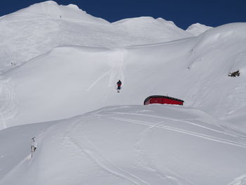 Ski skiing on snow covered landscape