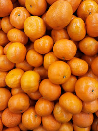 Piles of fresh oranges photo taken from the top view that displays the freshness of the fruits