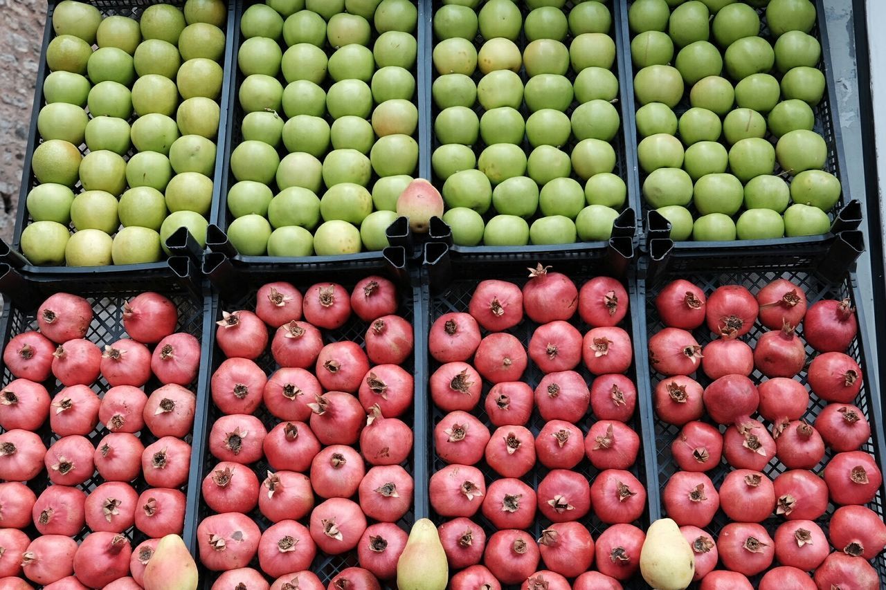 FULL FRAME SHOT OF APPLES FOR SALE IN MARKET