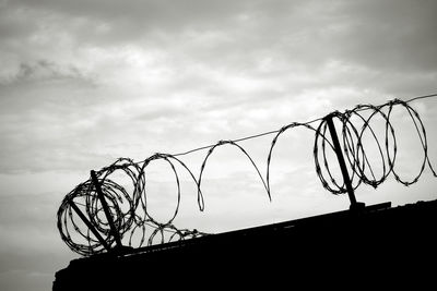 Barbed wire on the wall in black and white