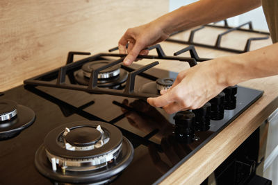 Installation gas stove grill after cleaning in kitchen