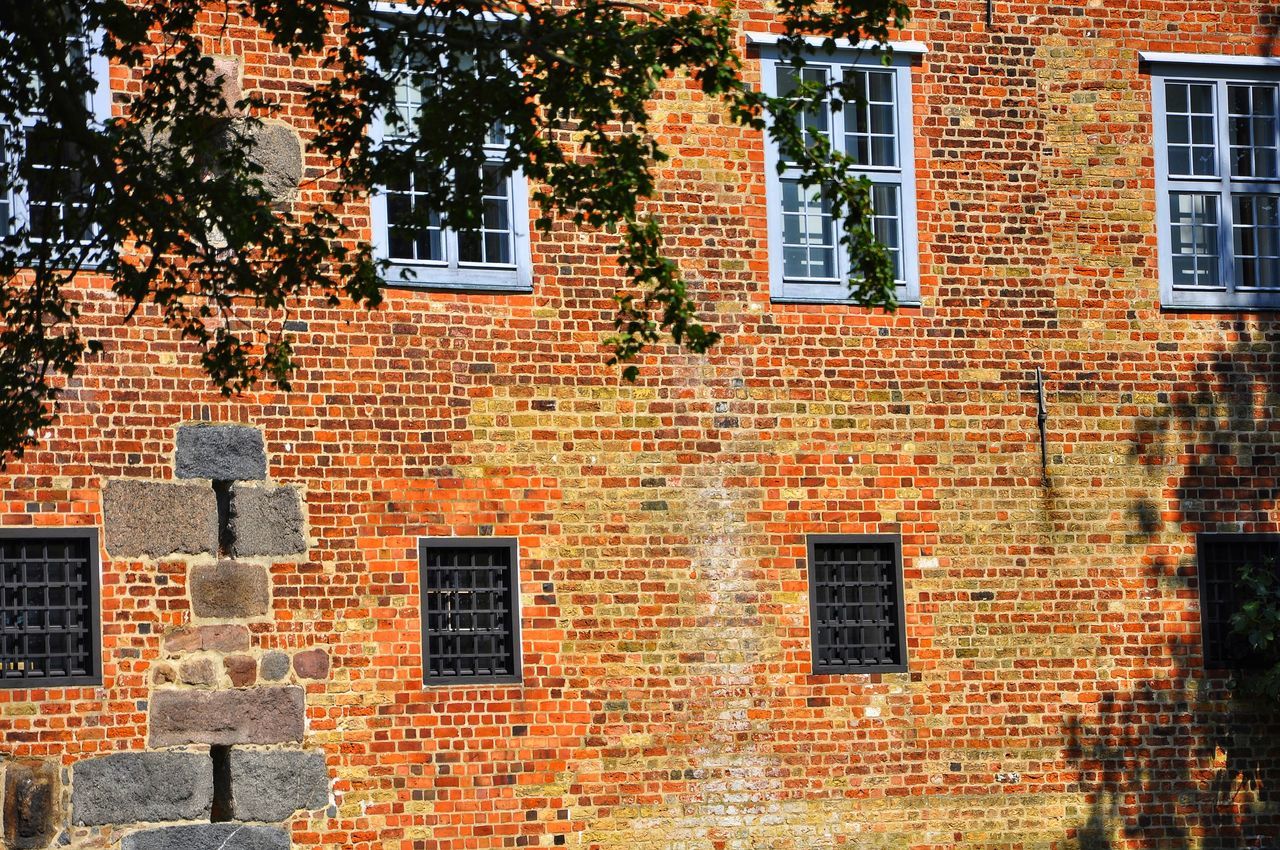 architecture, brick wall, building exterior, built structure, window, no people, outdoors, history, full frame, day, city, close-up