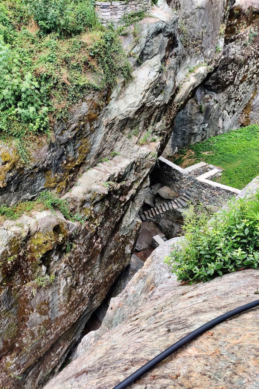 HIGH ANGLE VIEW OF ROCK FORMATION ON MOUNTAIN