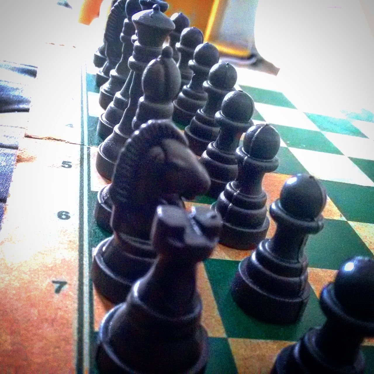 FULL FRAME SHOT OF CHESS PIECES ON TABLE