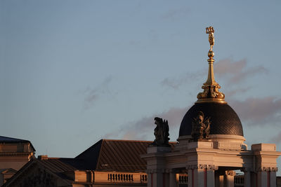 Statue of historic building against sky