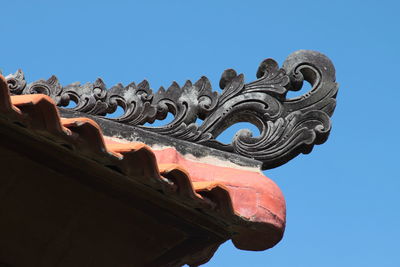 Low angle view of statue against clear blue sky