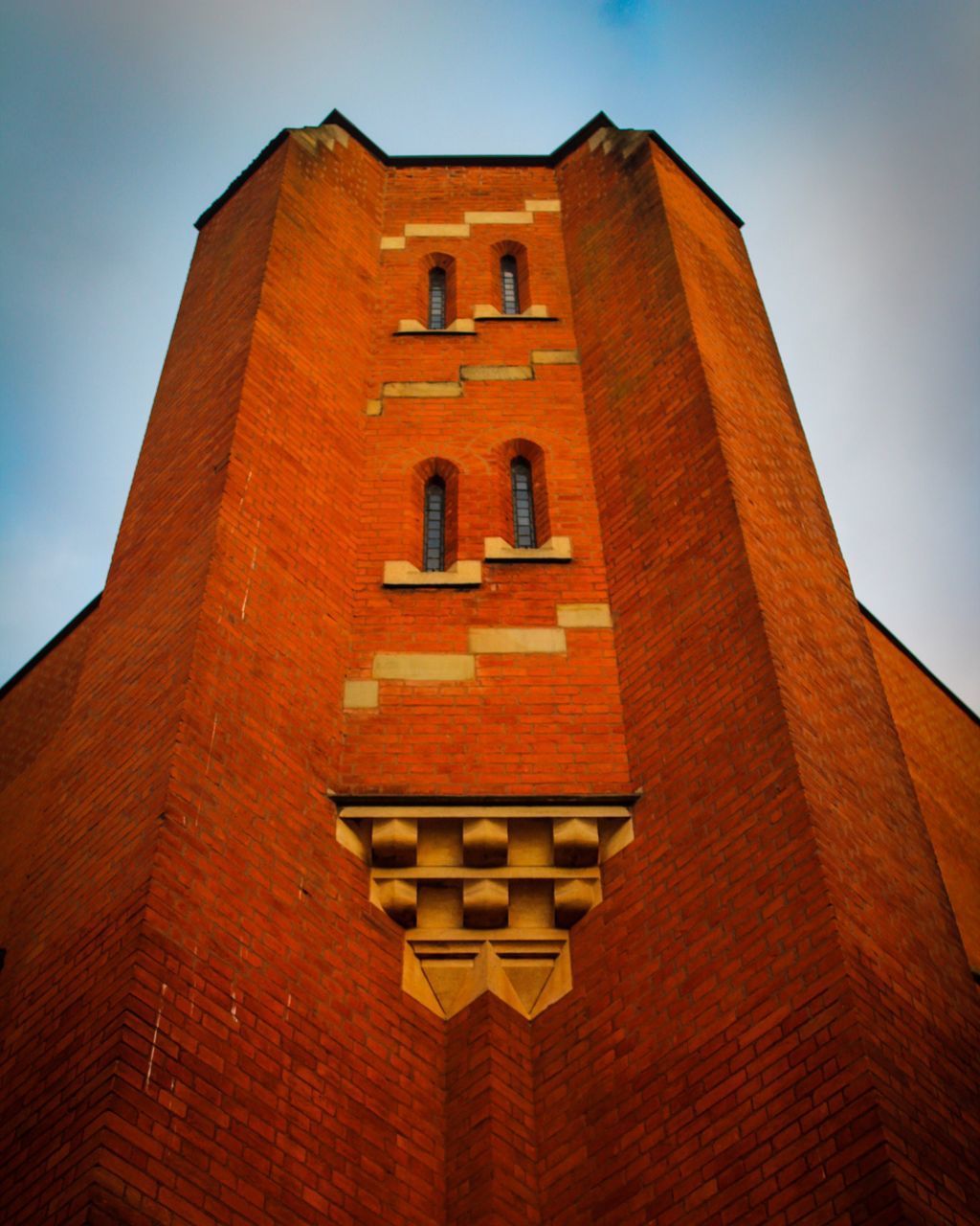 LOW ANGLE VIEW OF BUILDING AGAINST THE SKY