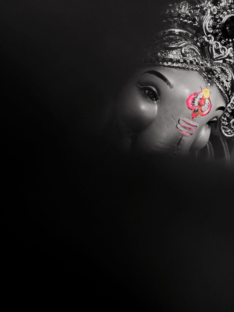 CLOSE-UP PORTRAIT OF A YOUNG WOMAN