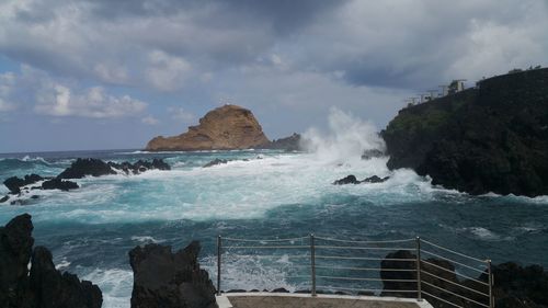 Waves breaking on rocks