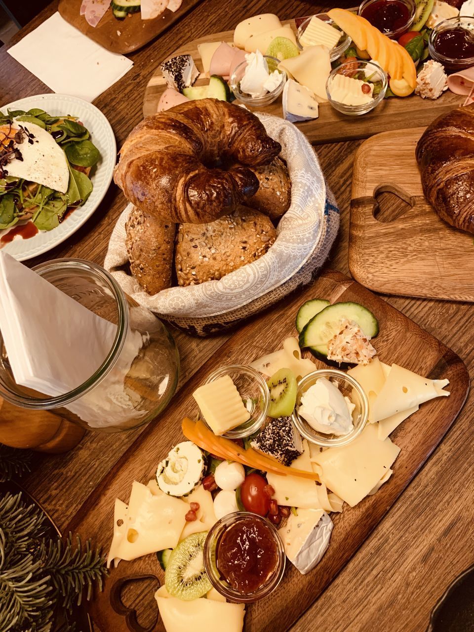 HIGH ANGLE VIEW OF FOOD ON TABLE