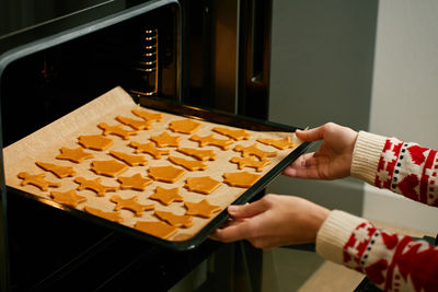 Cropped hand of man holding coffee