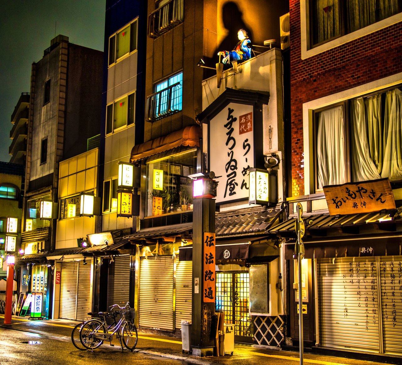 VIEW OF ILLUMINATED BUILDING AT NIGHT