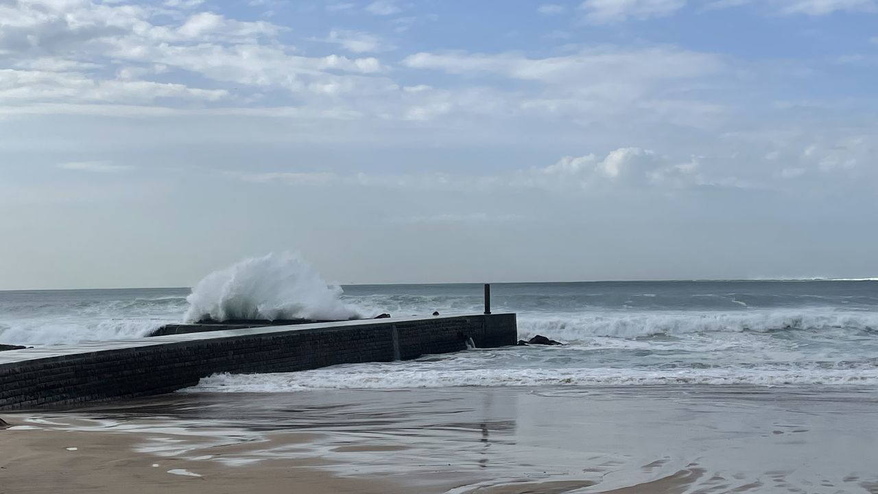 water, sea, sky, wave, ocean, shore, motion, cloud, horizon over water, wind wave, land, beach, coast, horizon, beauty in nature, nature, scenics - nature, body of water, breakwater, day, no people, sand, outdoors, power in nature, sports, wind, environment, water sports, tranquility, tranquil scene, splashing