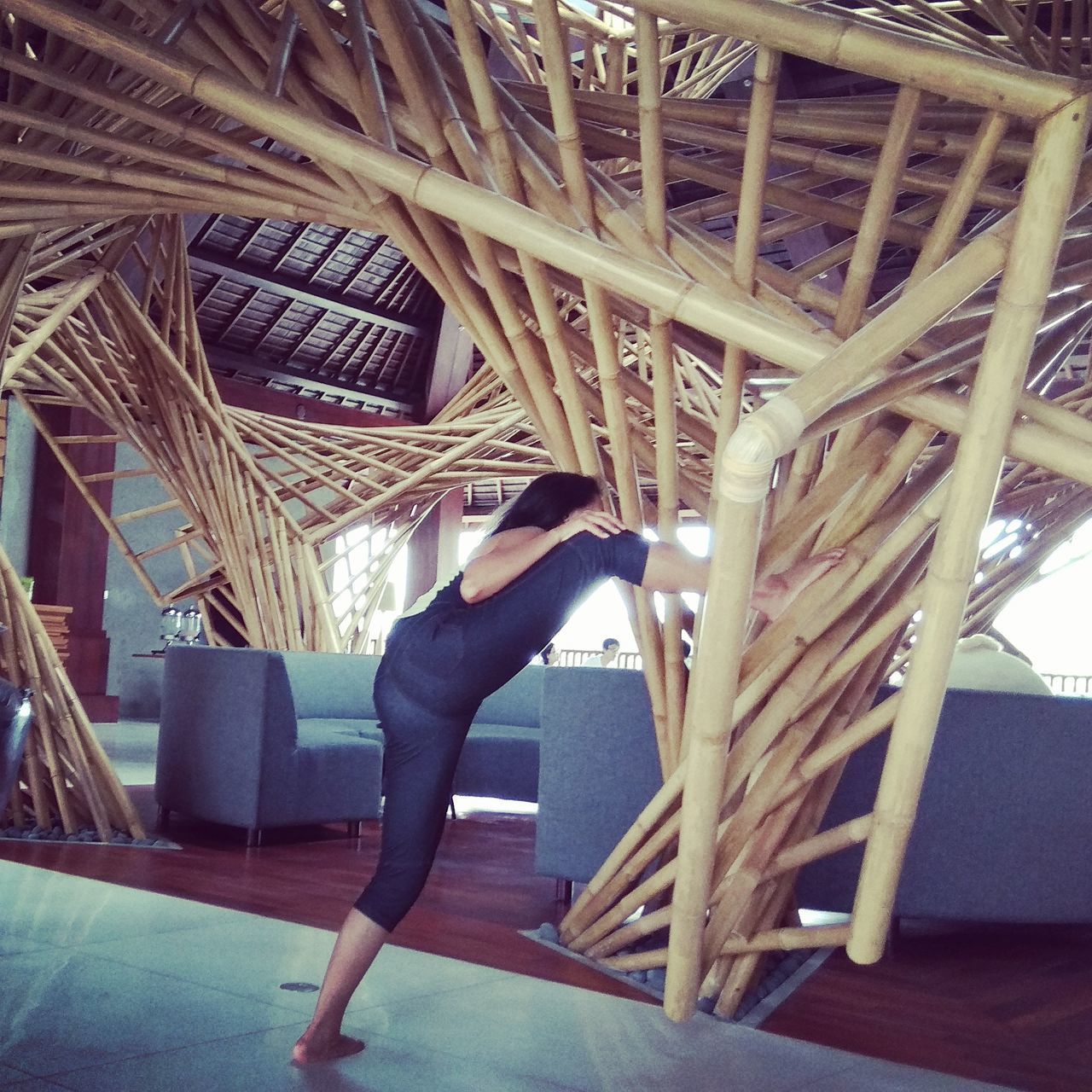 FULL LENGTH SIDE VIEW OF WOMAN WALKING ON WOODEN STRUCTURE