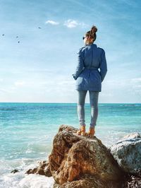 Full length of man looking at sea against sky