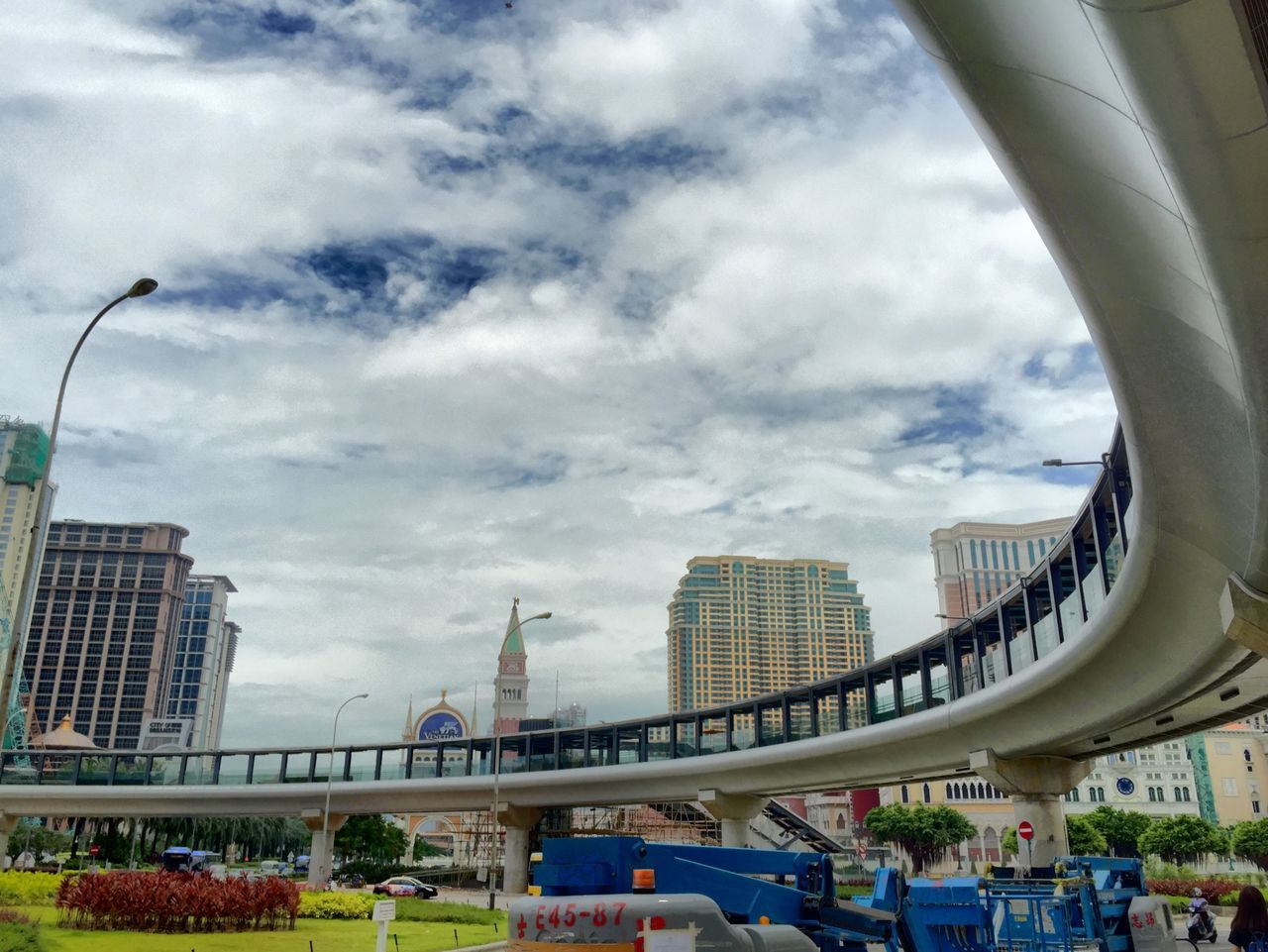 architecture, built structure, building exterior, sky, city, cloud - sky, cloudy, travel destinations, capital cities, city life, famous place, travel, tourism, incidental people, cloud, modern, international landmark, tower, cityscape, large group of people