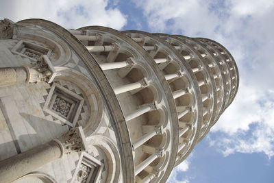Leaning tower of pisa against sky in city