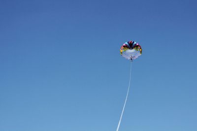 Loa angle view of parachute in air against clear sky