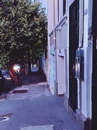 Narrow alley amidst buildings in city