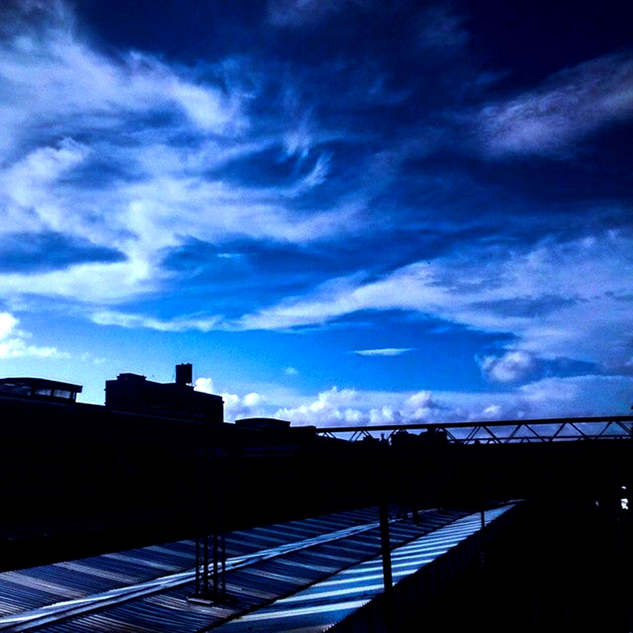 SILHOUETTE BUILT STRUCTURE AGAINST SKY AT NIGHT