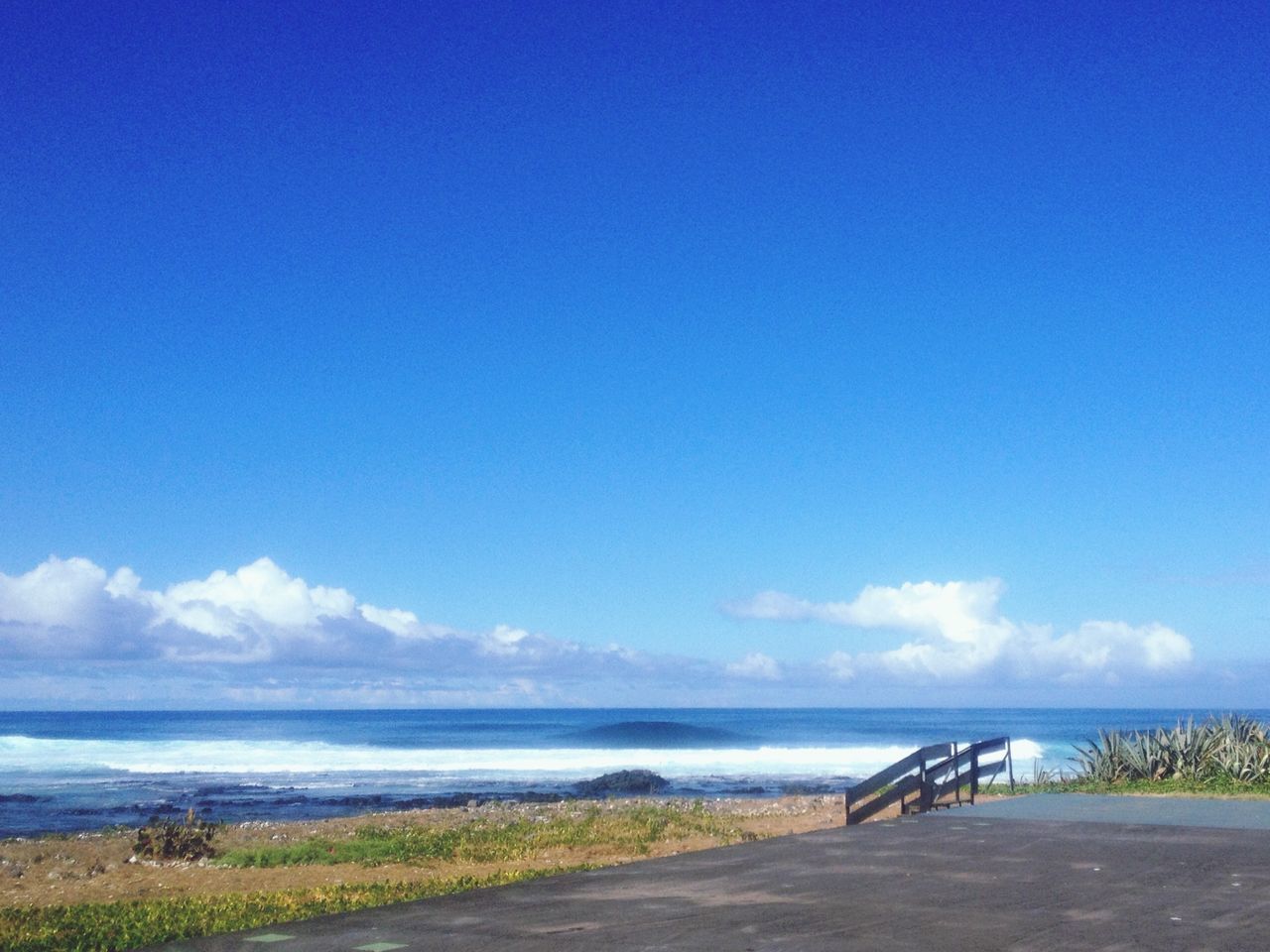 sea, horizon over water, water, blue, tranquil scene, tranquility, sky, beach, scenics, beauty in nature, nature, shore, copy space, idyllic, railing, incidental people, ocean, cloud, sand, calm