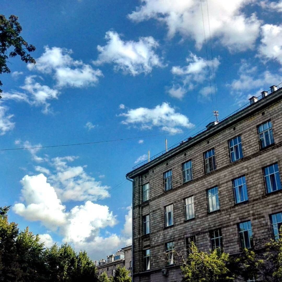 LOW ANGLE VIEW OF BUILDINGS AGAINST SKY