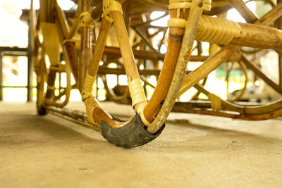 Old bicycle tires take advantage of the rattan bed legs to prevent wear and tear from use.