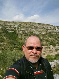 Portrait of man wearing sunglasses against sky