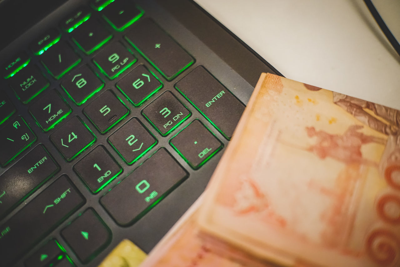 HIGH ANGLE VIEW OF LAPTOP KEYBOARD ON TABLE