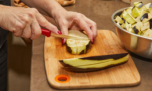 Midsection of man preparing food on cutting board