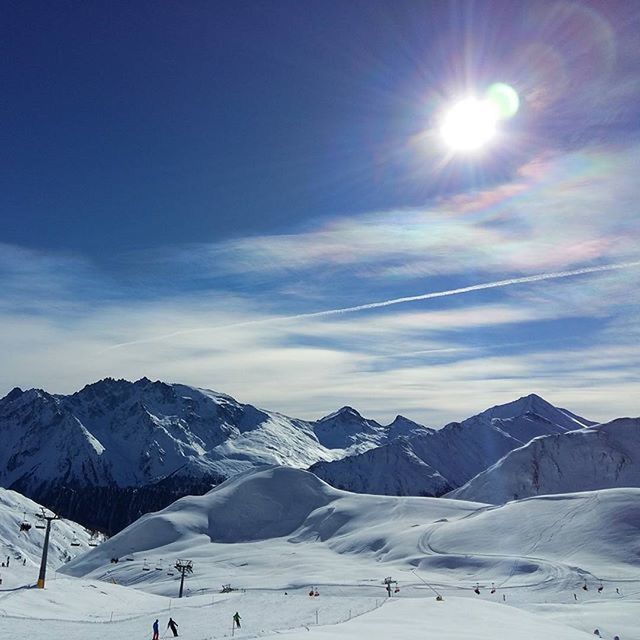 snow, cold temperature, winter, season, mountain, snowcapped mountain, weather, tranquil scene, tranquility, sun, mountain range, scenics, landscape, covering, beauty in nature, sunlight, nature, sky, blue, white color