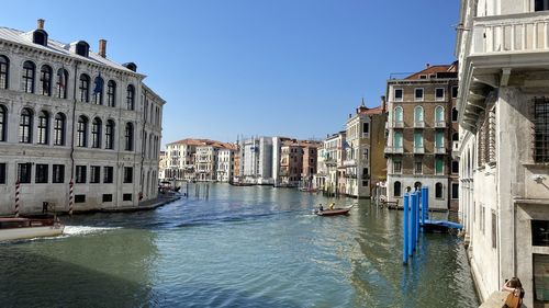 Canal passing through buildings in city