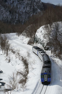 Kiha 183 limited express taisetsu running on s-shaped curve