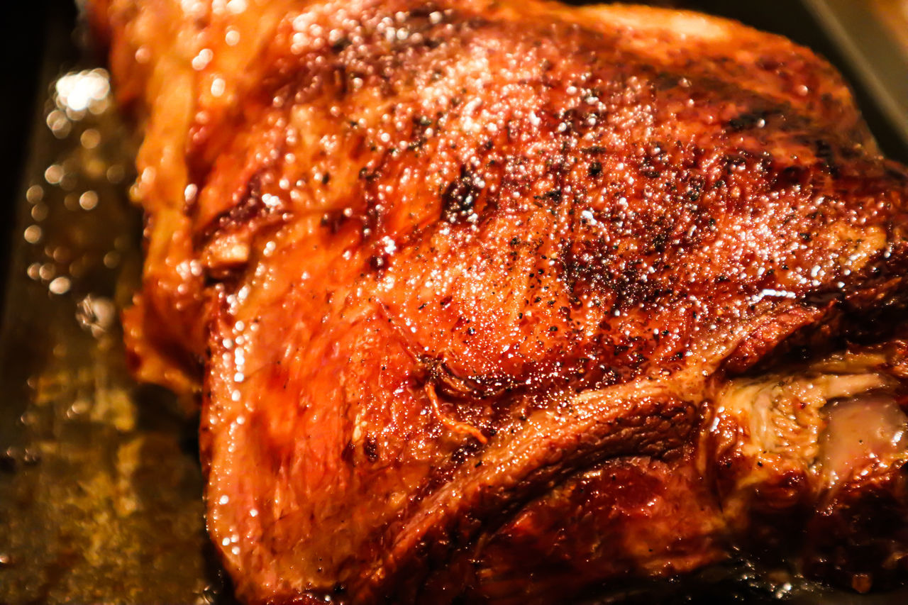 CLOSE-UP OF MEAT ON BARBECUE GRILL