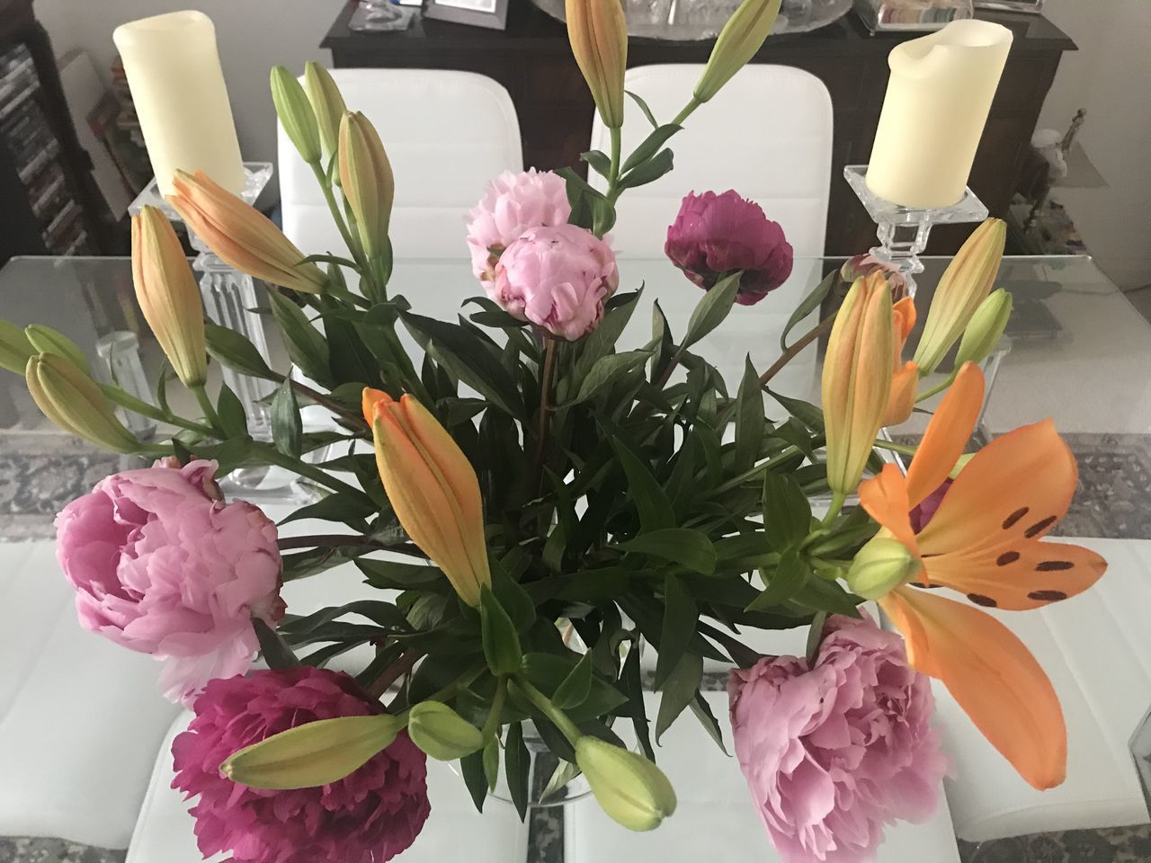 CLOSE-UP OF PINK FLOWER BOUQUET