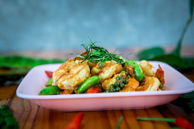 Close-up of fresh salad in plate on table