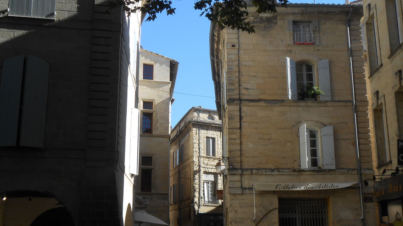 architecture, building exterior, built structure, window, low angle view, sunlight, arch, sunny, day, old town, city life, history, outdoors, facade, sky, no people, historic, town