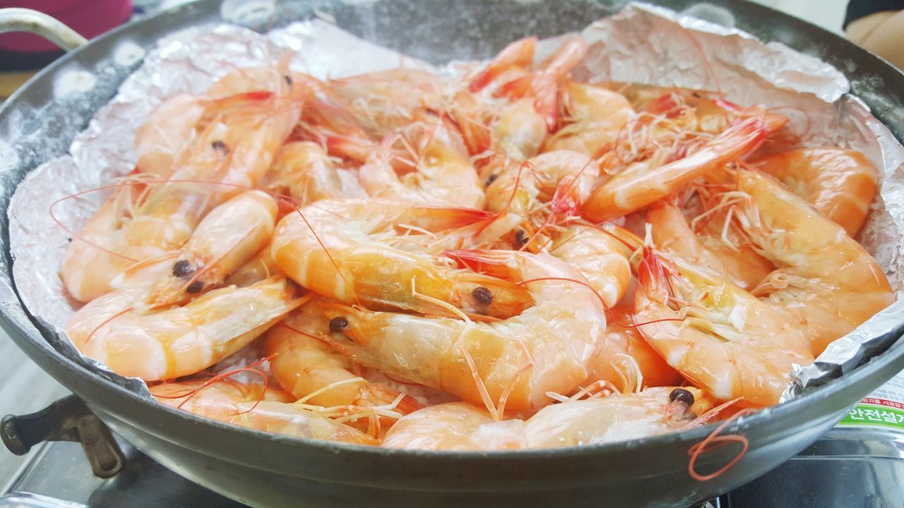 food, food and drink, freshness, seafood, healthy eating, shrimp, fish, wellbeing, kitchen utensil, household equipment, dish, no people, cooking pan, cuisine, indoors, scampi, thai food, close-up, crustacean, seafood boil, meat, prawn, high angle view, dendrobranchiata