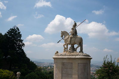 Statue against sky